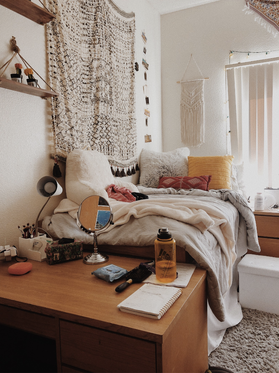 College Dorm Decor ideas On A Budget! Easy and stylish college dorms. Dorm decor inspiration! There are a lot of ways to arrange your dorm room. Different dorm styles you will love! DIY dorm decor #dorm #college #dorminspo