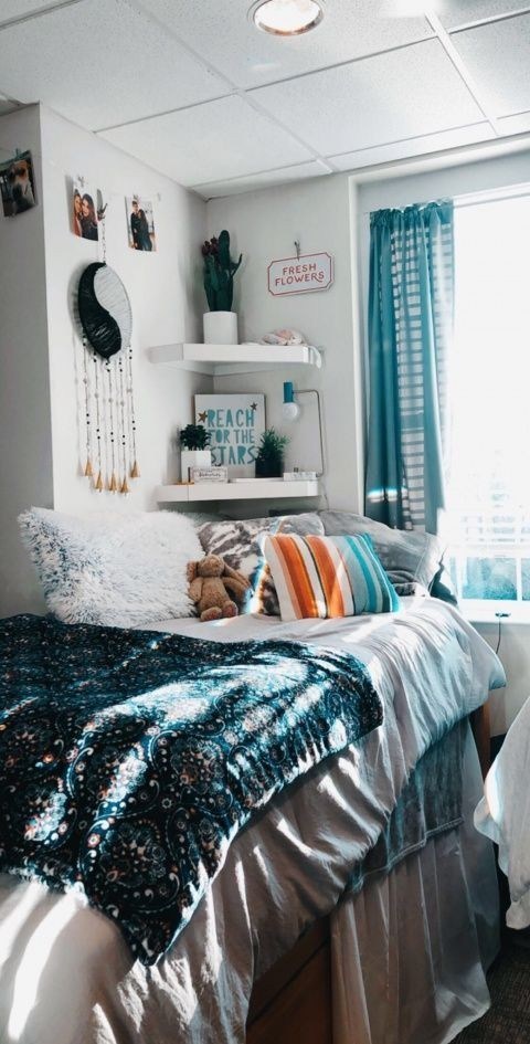 College Dorm Decor ideas On A Budget! Easy and stylish college dorms. Dorm decor inspiration! There are a lot of ways to arrange your dorm room. Different dorm styles you will love! DIY dorm decor #dorm #college #dorminspo 