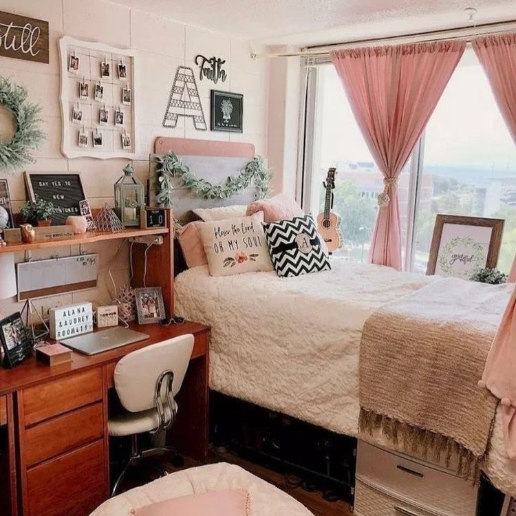 College Dorm Decor ideas On A Budget! Easy and stylish college dorms. Dorm decor inspiration! There are a lot of ways to arrange your dorm room. Different dorm styles you will love! DIY dorm decor #dorm #college #dorminspo 