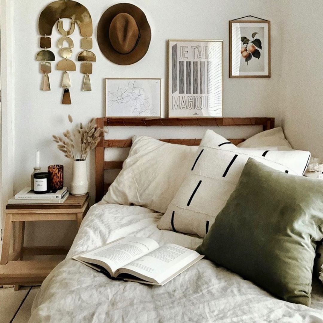 Cute and simple Dorm Room Ideas For College Students! Find the perfect dorm decor that fits your minimalist style. Get the best dorm room inspo and create the college bedroom of your dreams #dormroom #minimalistdorm #dormroomideas