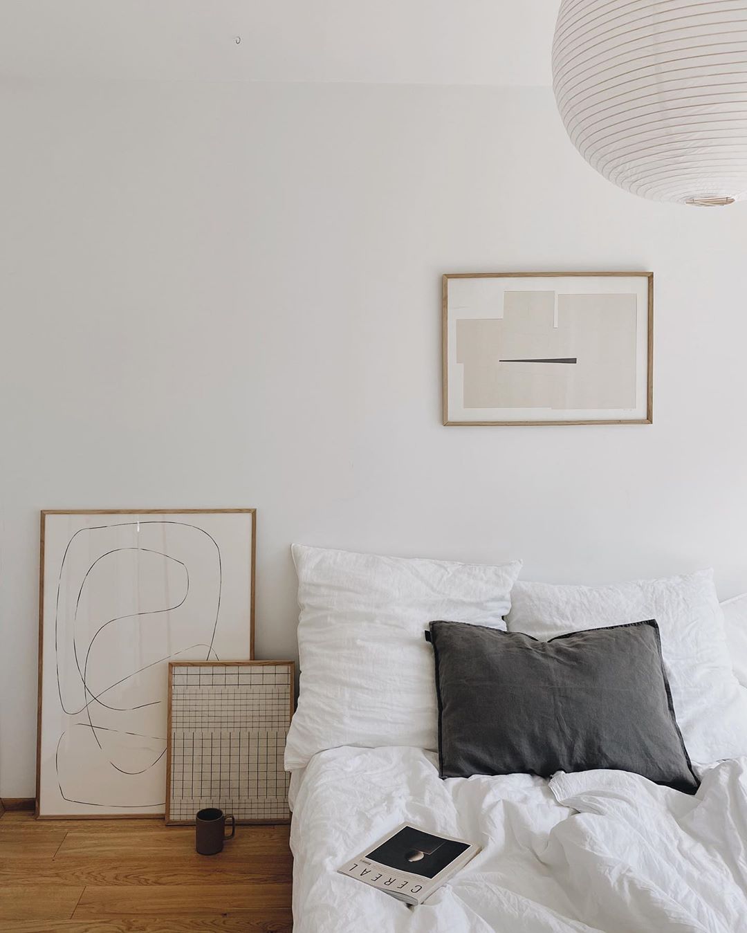 Cute and simple Dorm Room Ideas For College Students! Find the perfect dorm decor that fits your minimalist style. Get the best dorm room inspo and create the college bedroom of your dreams #dormroom #minimalistdorm #dormroomideas