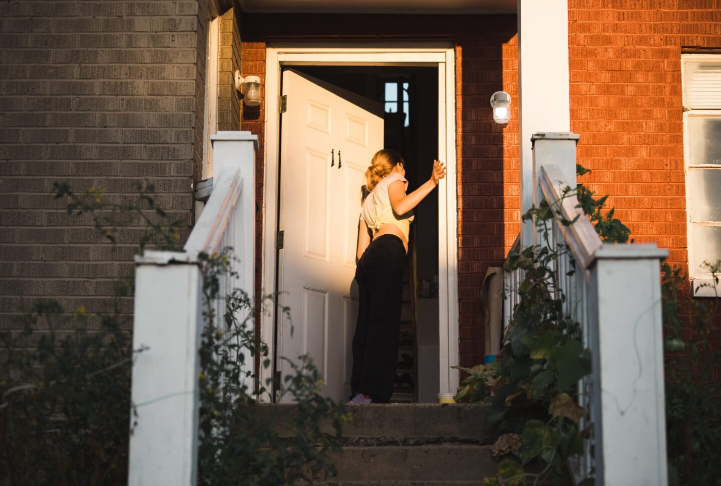 Girl arriving at a friends house to avoid her toxic roommate