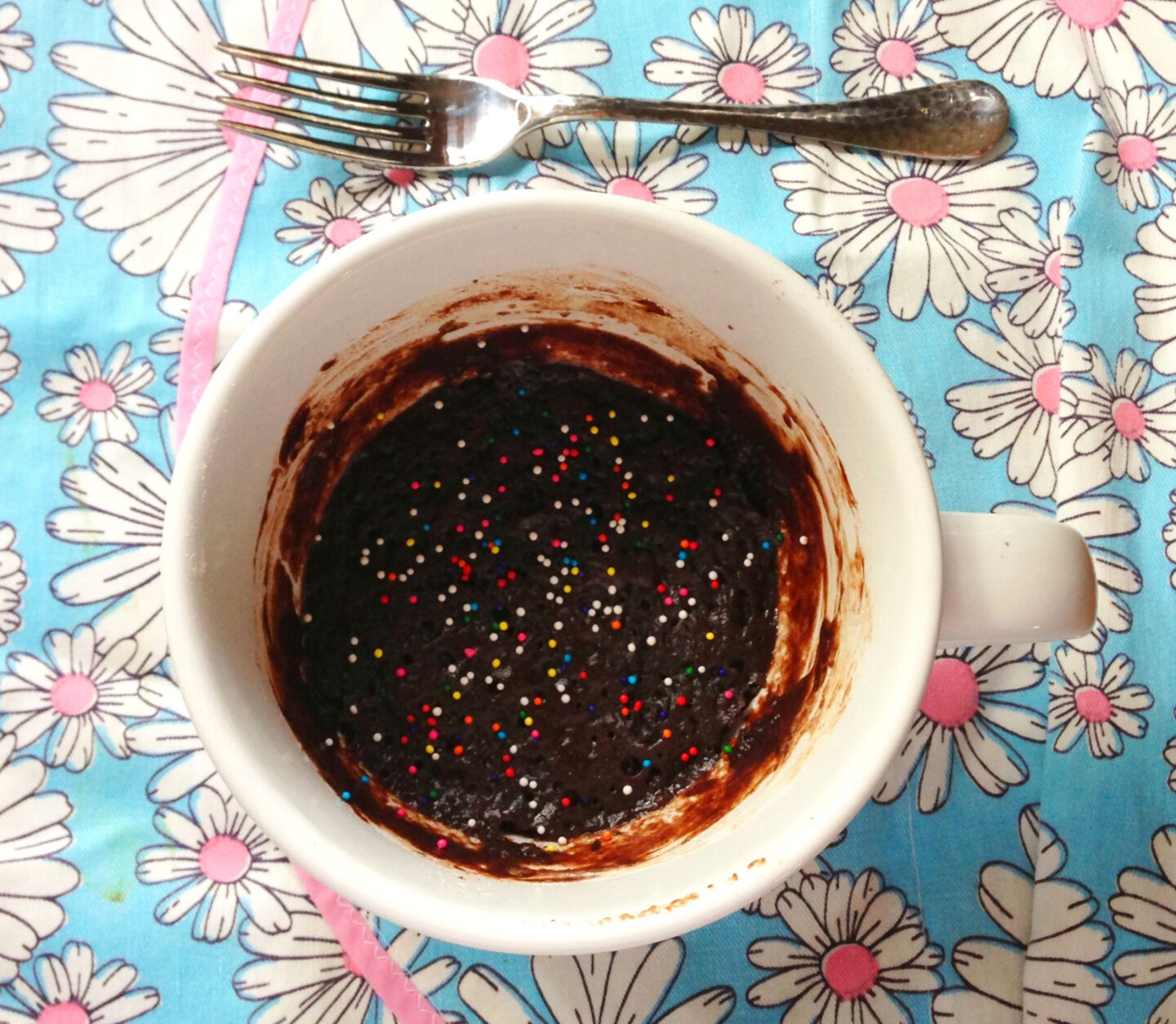 Who doesn't love a chocolate mug brownie?!